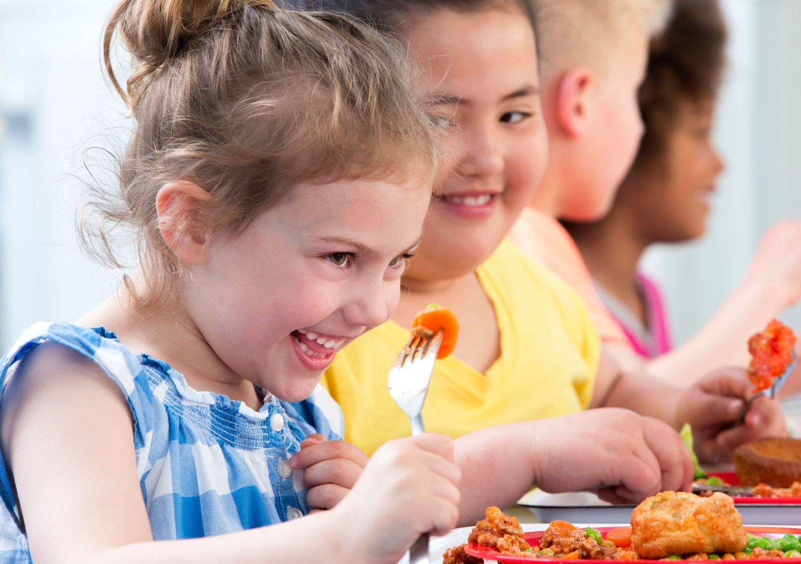 kids eating lunch