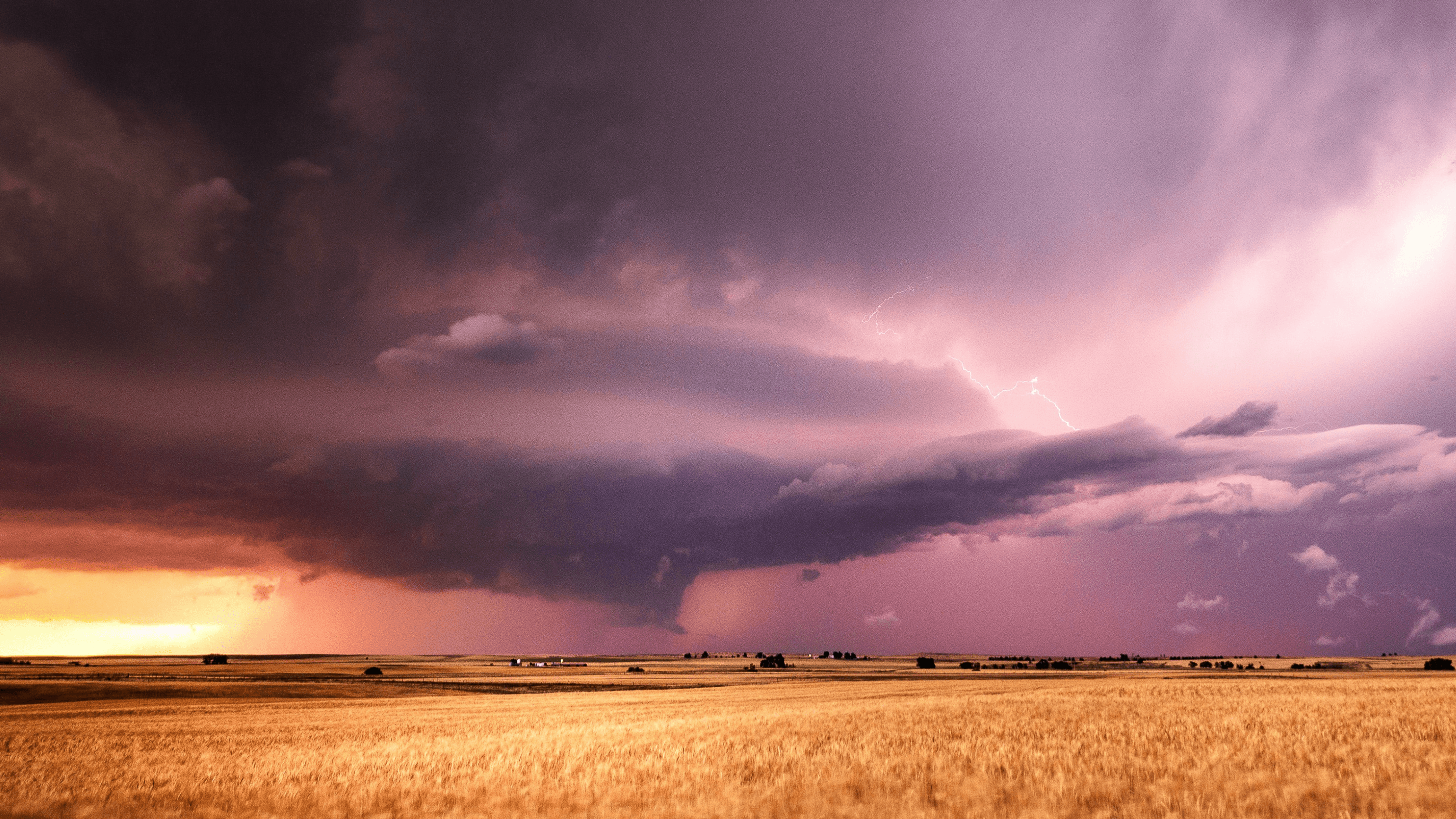 Photo showing large thundercloud hanging over a field