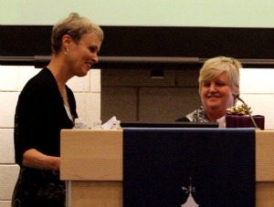 Mary Beth Pfeiffer receives Courage in Journalism Award