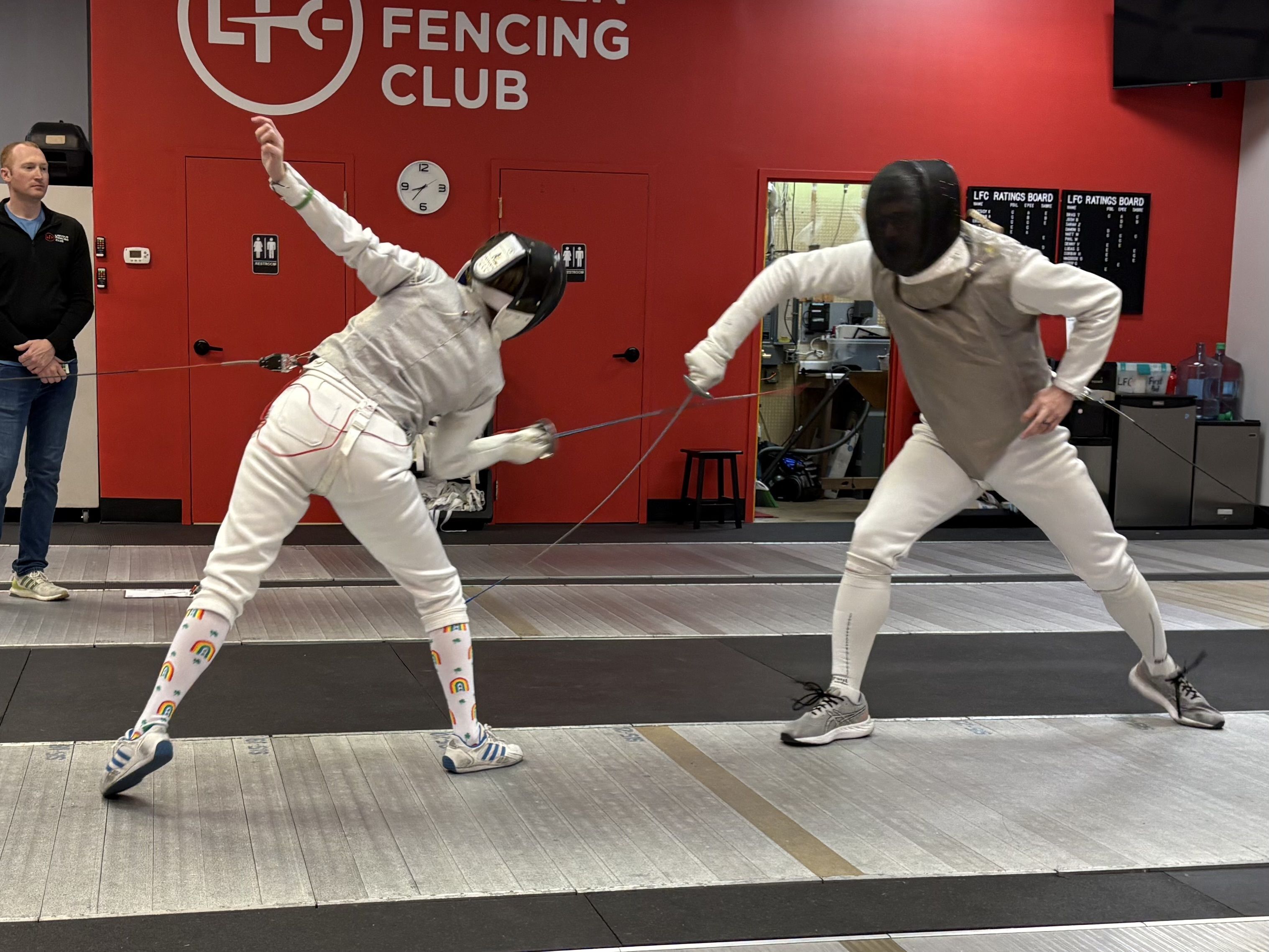 Two foil fencers bout