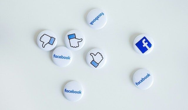 Facebook logos on buttons