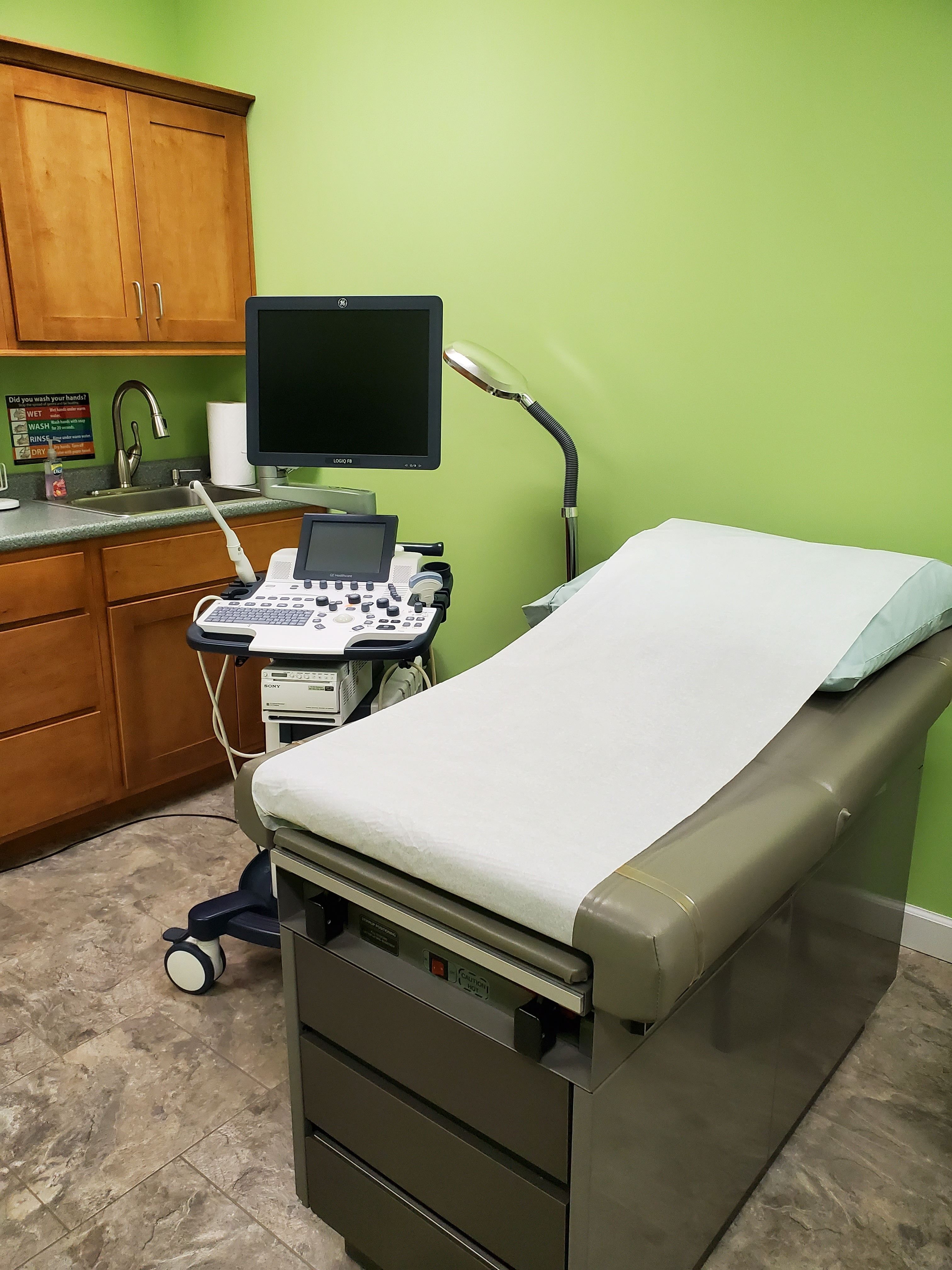Photo of Lifeline's ultrasound room and machine. 