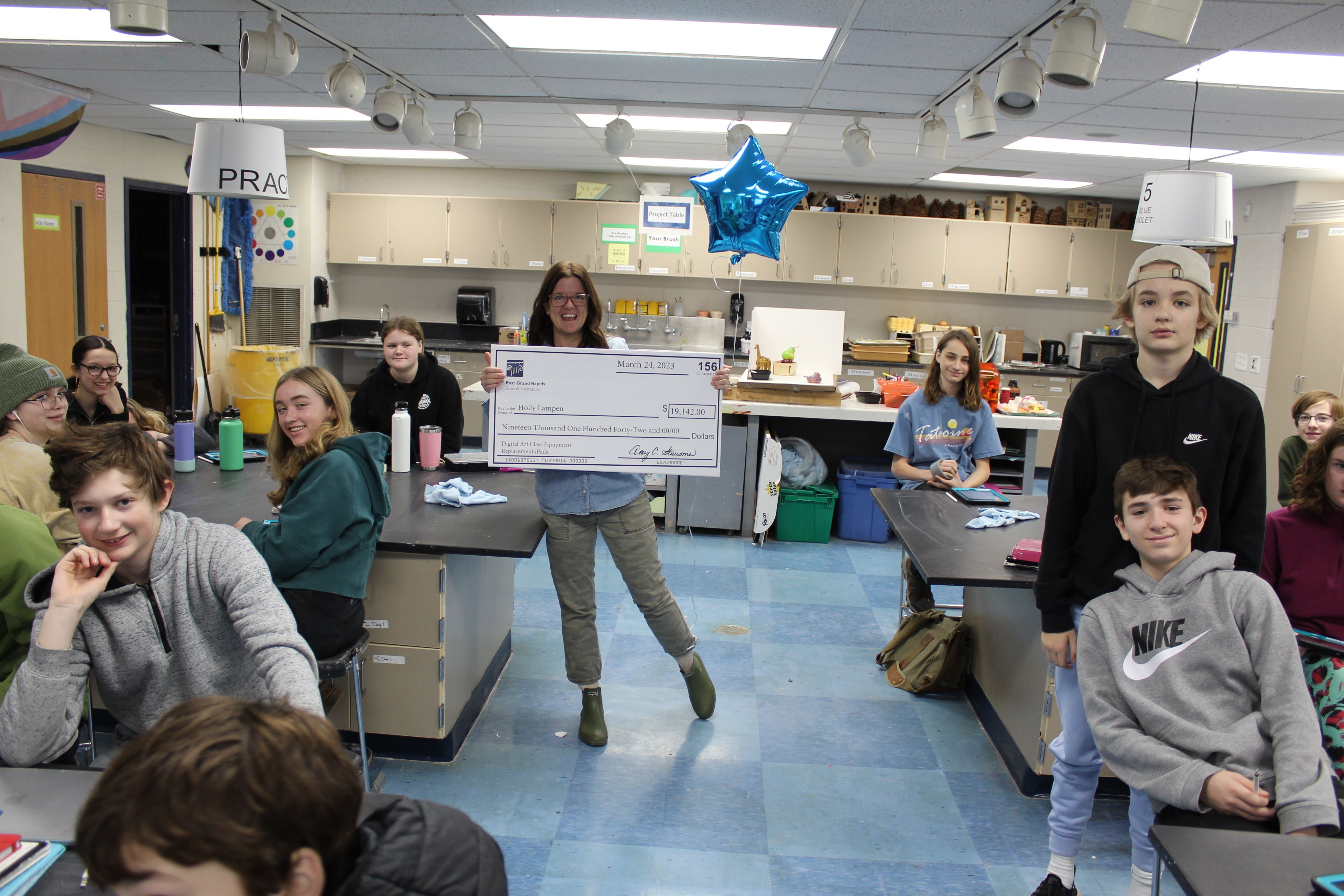 photo of Holly Lampen with big check