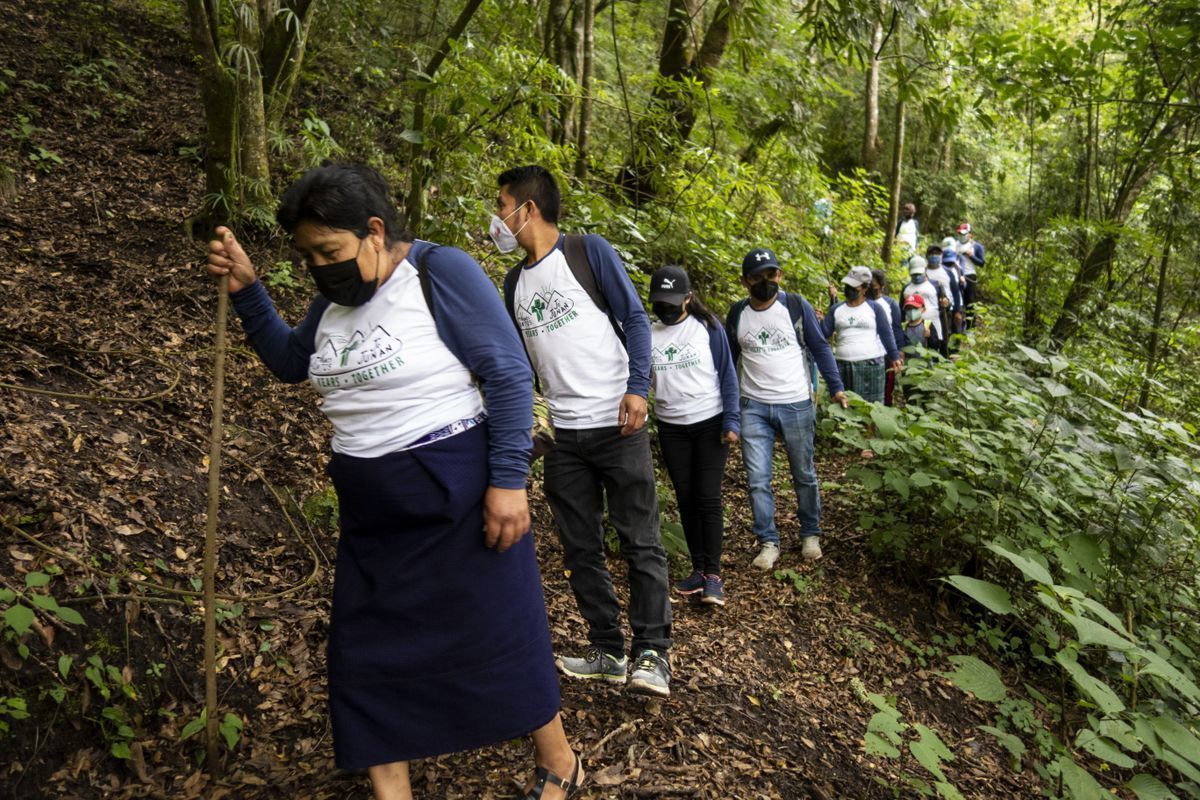 El equipo durante su caminata en las colinas de San Andrés Semetabaj.