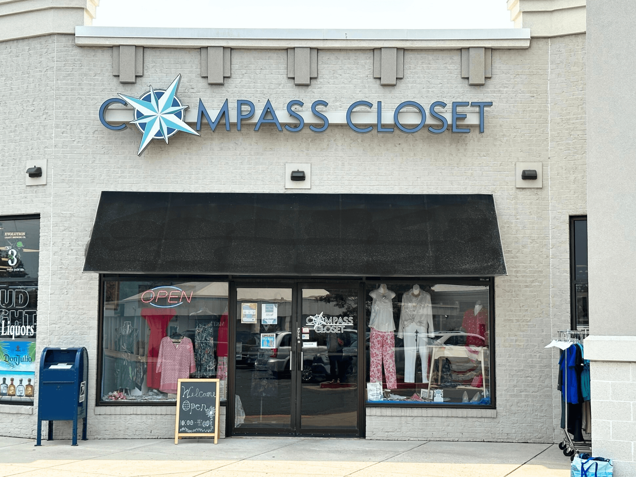 COMPASS CLOSET