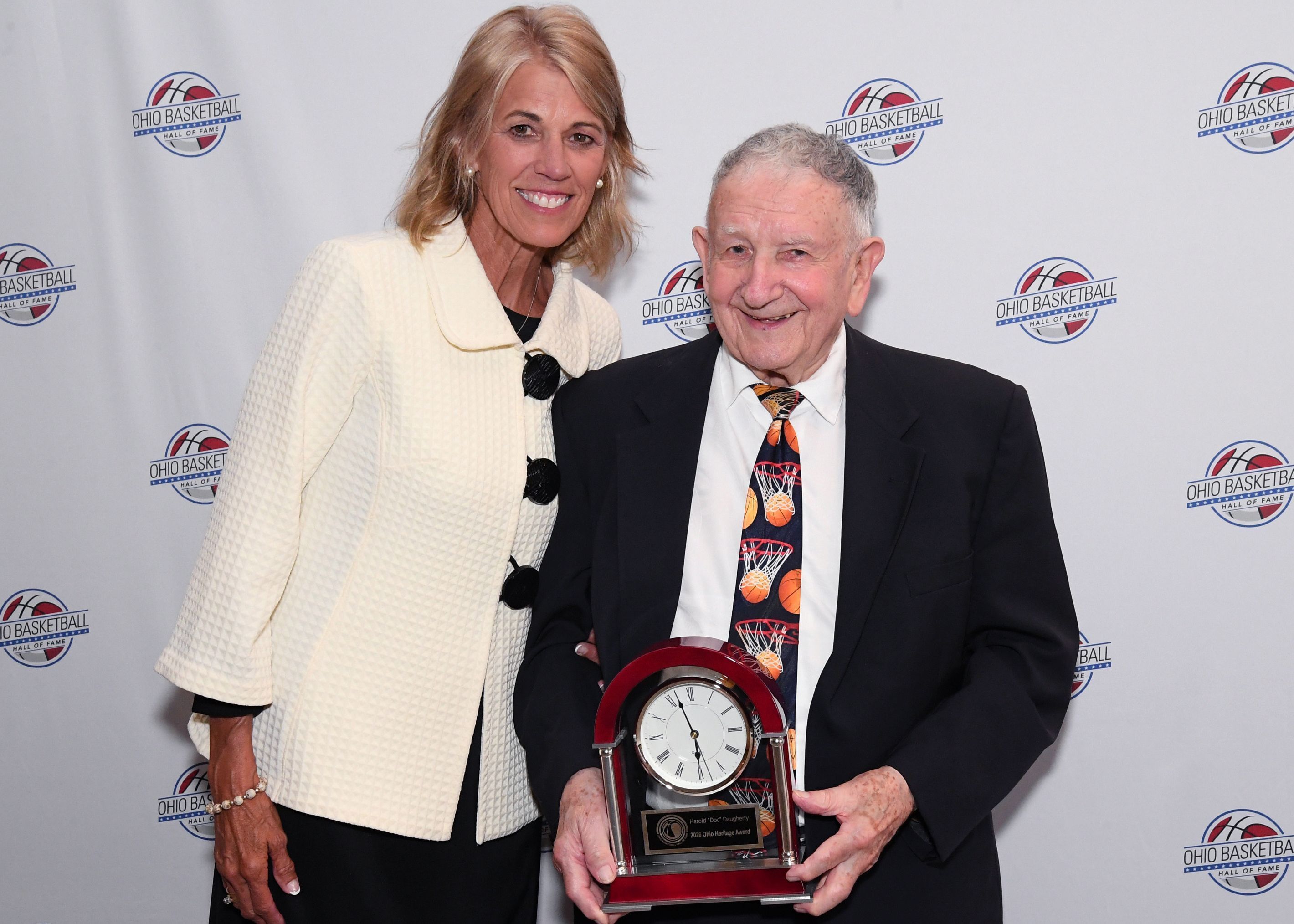 Jeanne Arnzen Gulick presents Doc Daugherty with the Ohio Heritage Award.