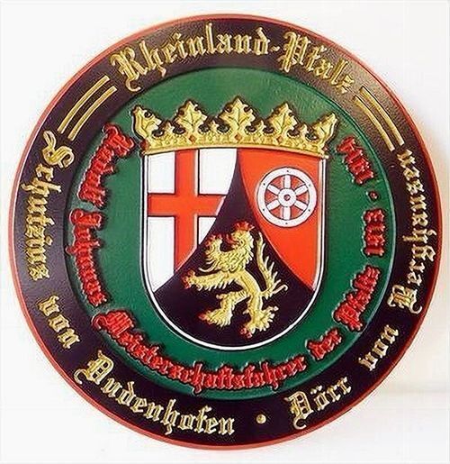 Rheinland-Pfalz Crest Plaque – A richly colored circular plaque displaying the crowned coat of arms of Rhineland-Palatinate, Germany, with Gothic-style gold and red lettering encircling the heraldic shield.