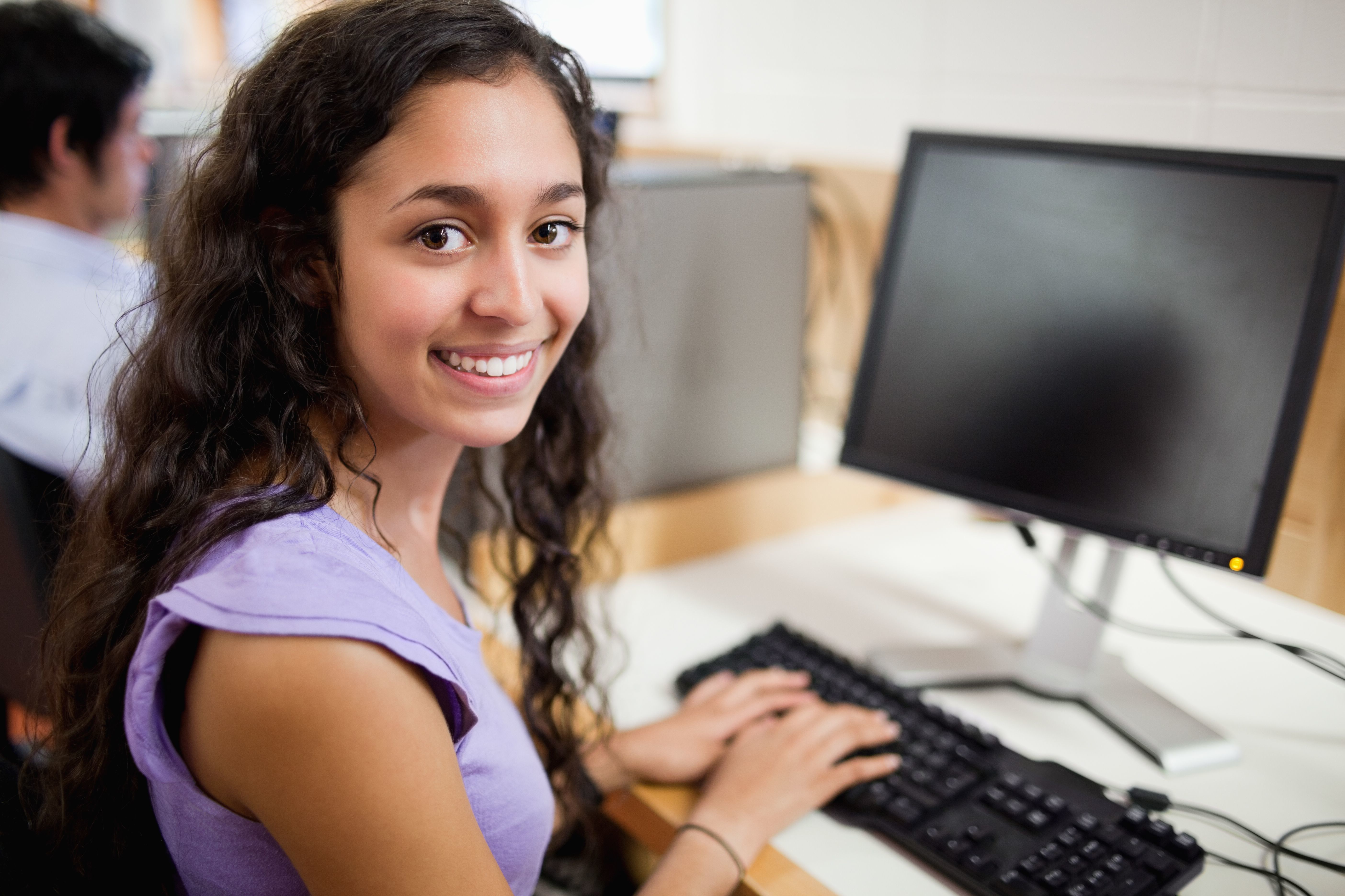 She bought the computer. Девушка программист за компьютером. Девушка возле компьютера. Женщины в it. Компьютерный оператор.