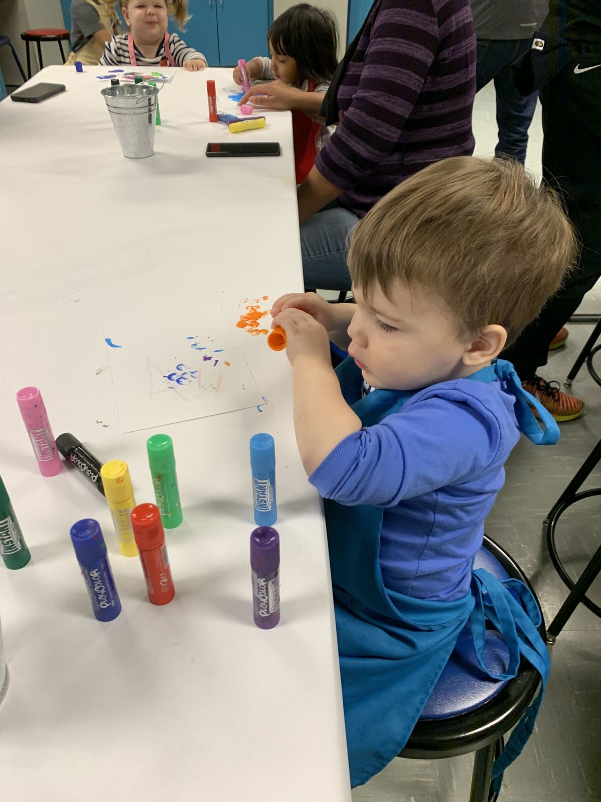 Prior to the pandemic, Mini Makers art classes included storytime and related activities in the Museum galleries.