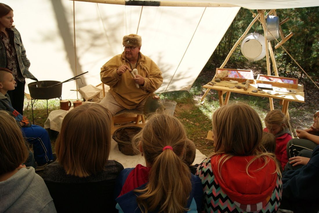 Dagwaggin actor with children watching.