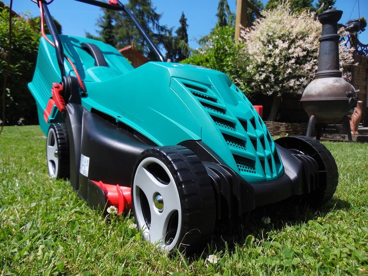 Electric lawn mowers and landscape maintenance equipment are more environmentally friendly. 