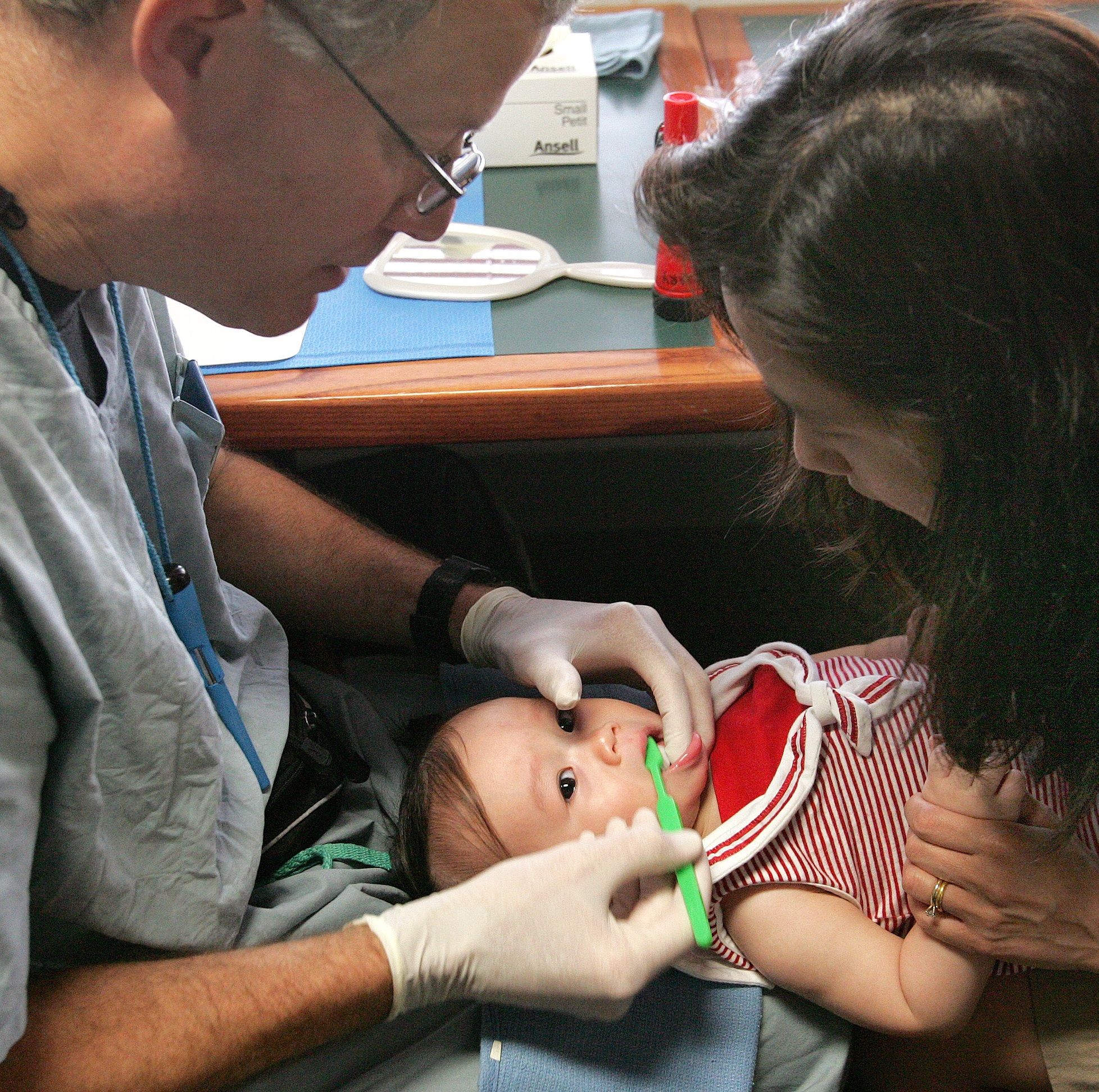 El flúor en los niños - Una madre en el dentista