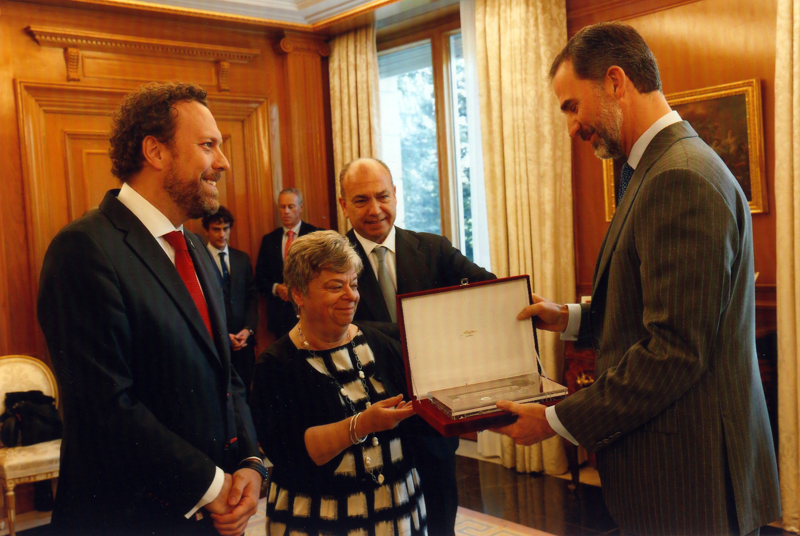 Doreen presenting Spain's King Felipe with a symbolic key from the International Sephardic community.