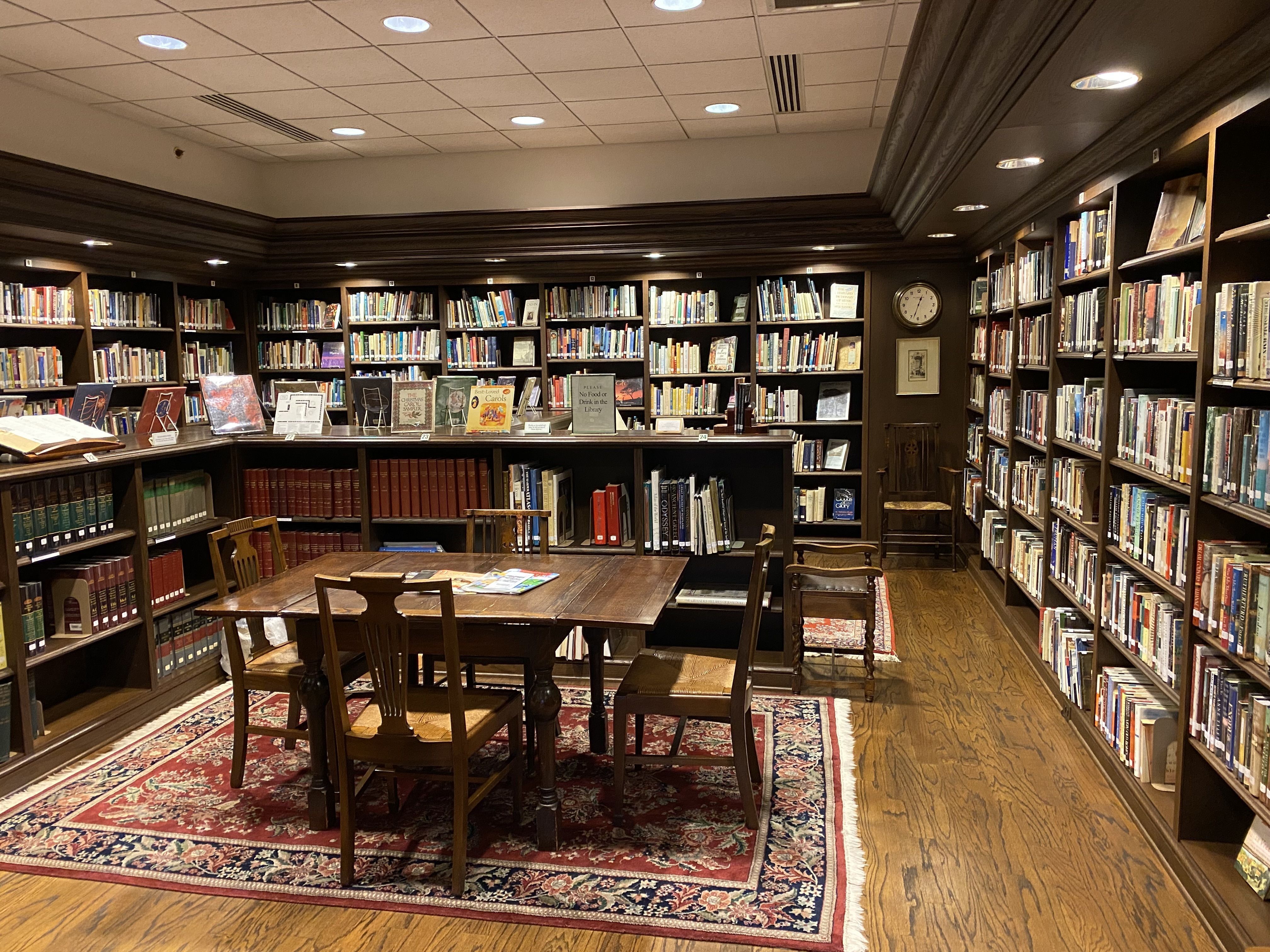 Including books in all subject areas, the collection comprises around 4,500 books.
