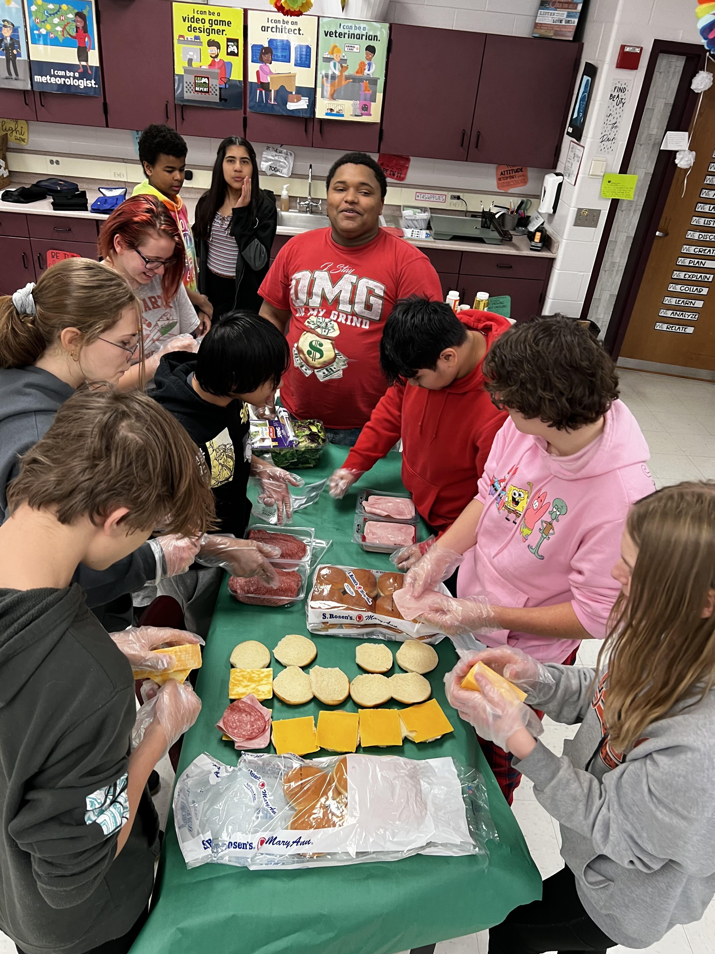 Dempsey Middle School Students Pack and Donate Lunches for Common Ground