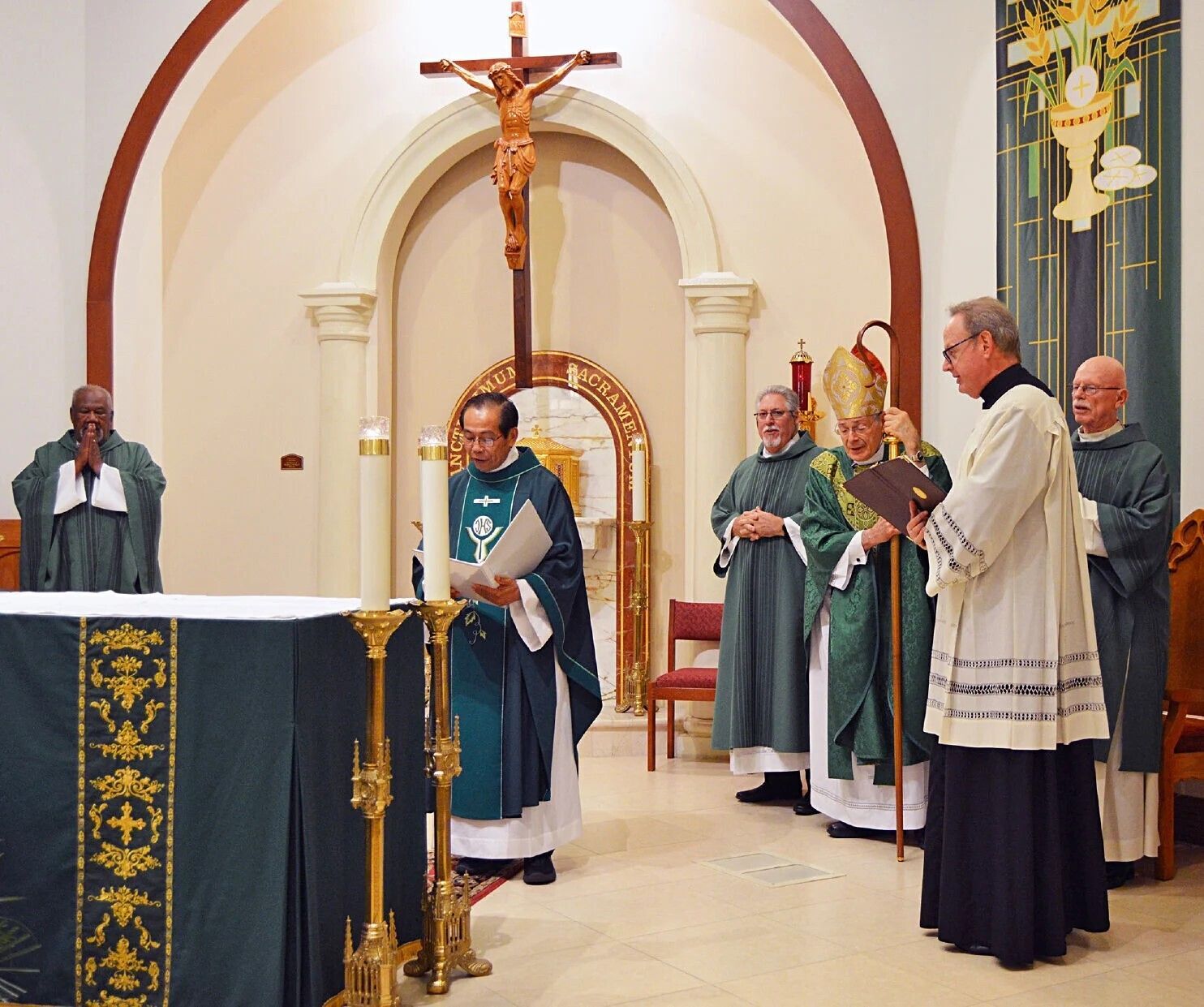 Father Peter Truong, center, leads the St. Therese de Lisieux congregation in the profession of faith during Mass for his installation as pastor and the parish's 25th anniversary Oct. 4, 2025.