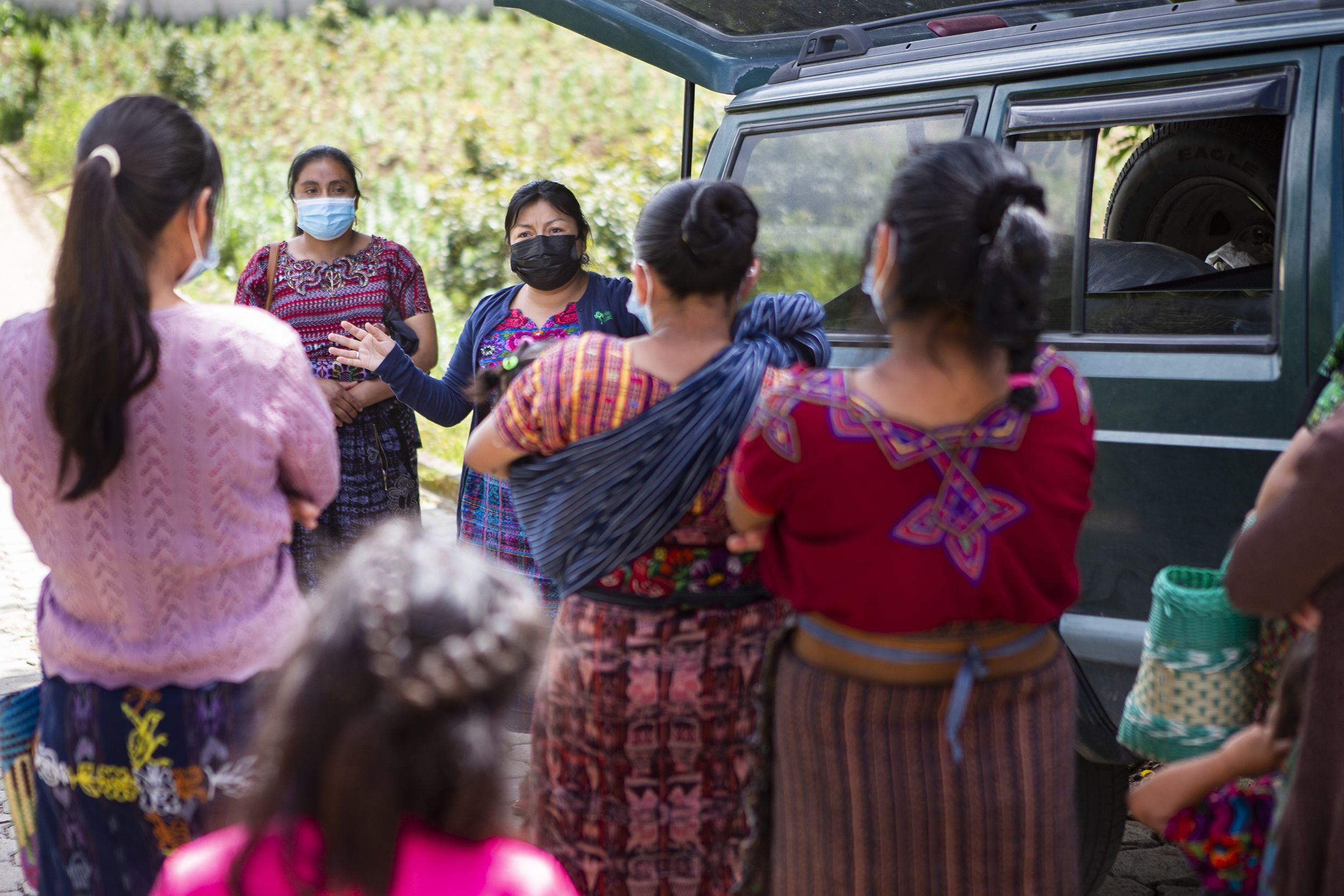 Marily talks with mothers before distributing the Chispuditos "atol".