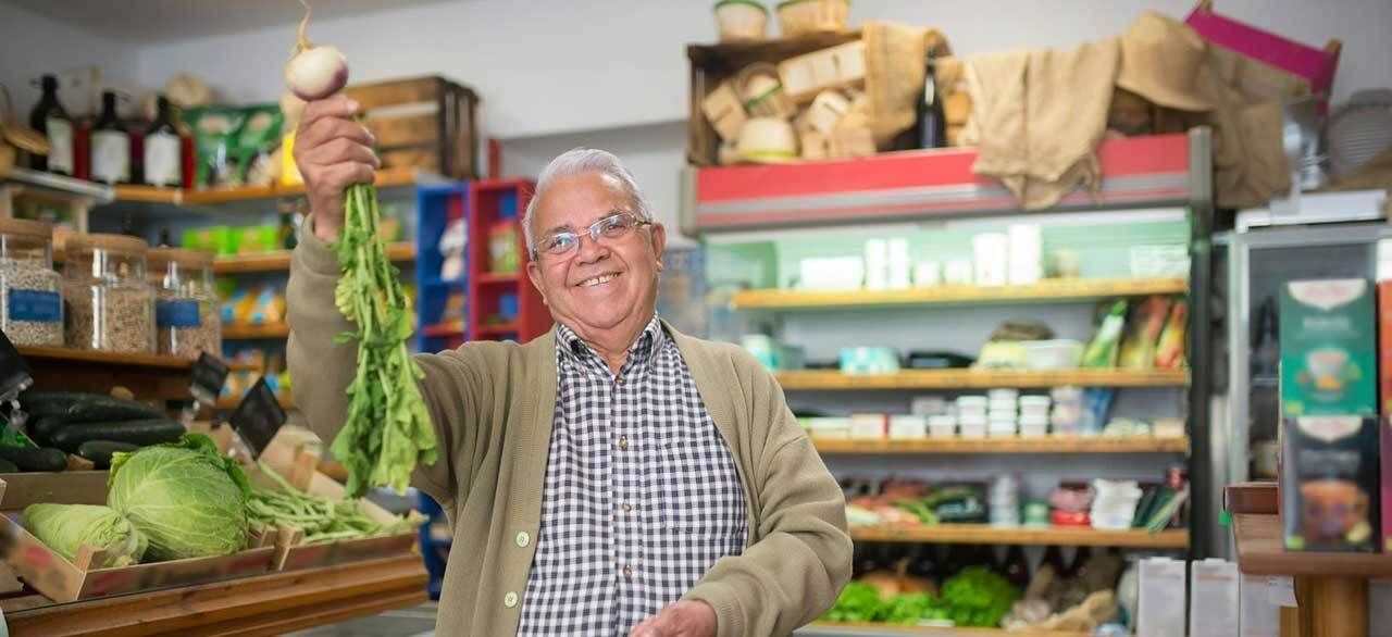 Man holding fresh vegetables