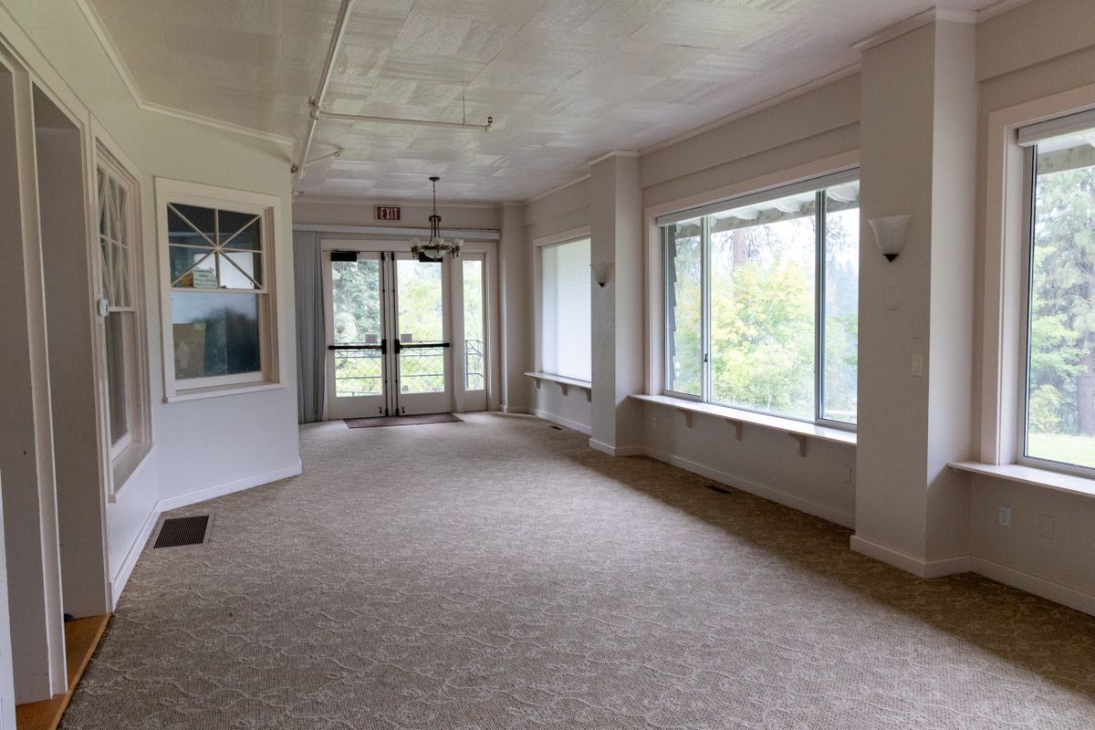 An image of the Sun Room, a long room with big windows facing out onto the River Haus Lawn.