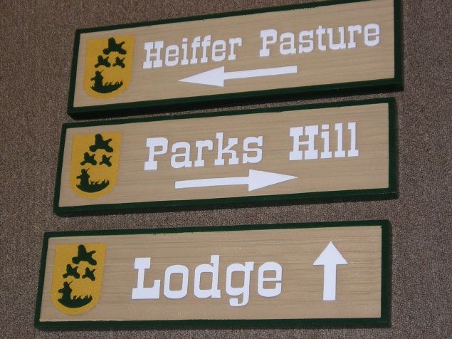 O24892 - Directional Signs for Hunting Lodge with Hunter and Game Birds