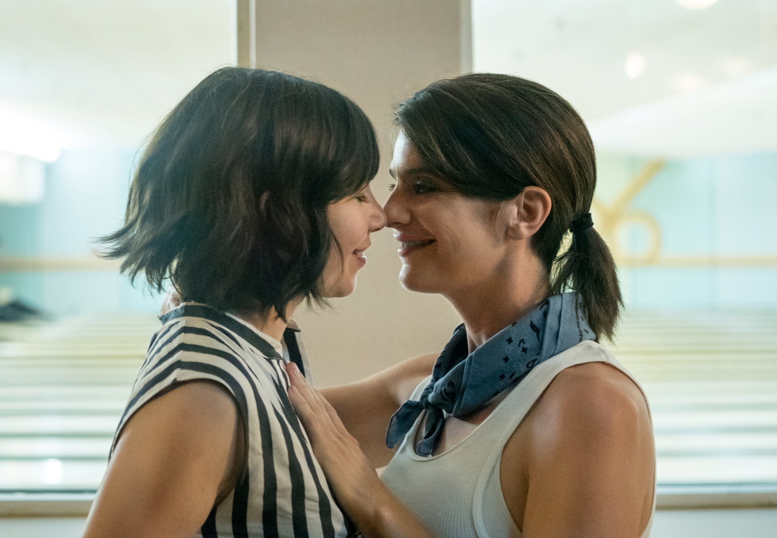 Syd (Carrie Brownstein) and Ali (Gaby Hoffman) get together on Transparent. (photo: Jennifer Clasen)