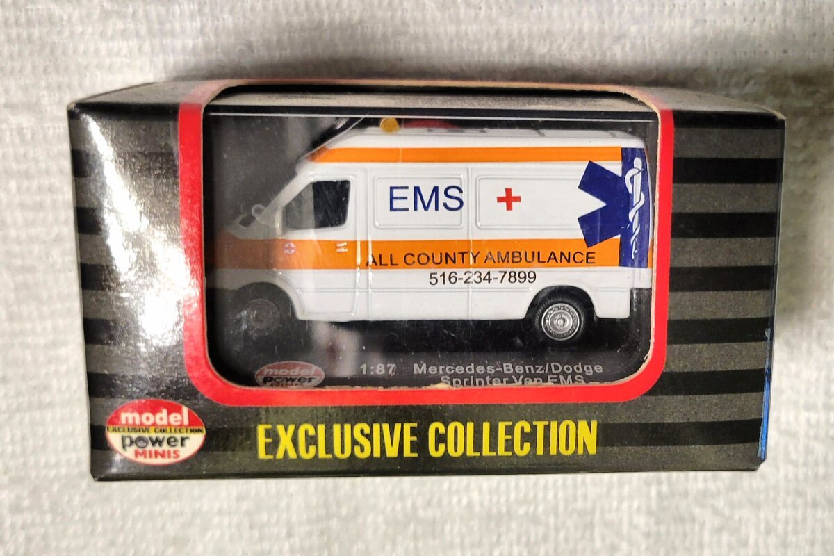 Mercadies Benz-Dodge Sprinter Van EMS - HO gauge