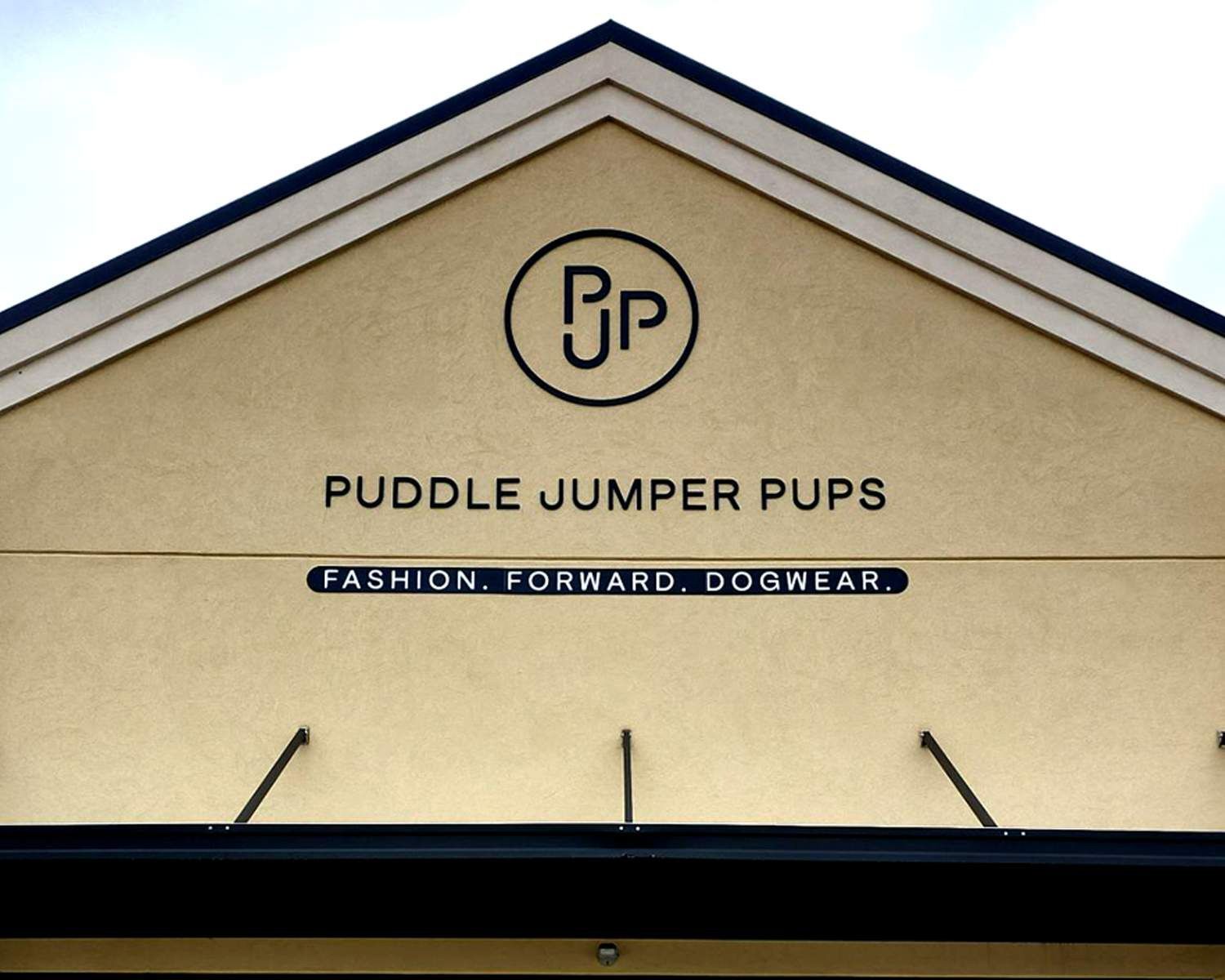 How Retail Signs Win (or Lose) Customers Before They Walk In