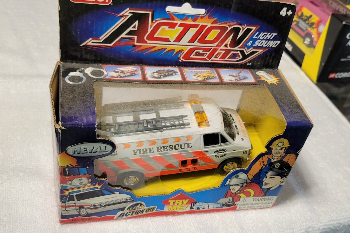 Action City REALTOY Fire Rescue Van - 1-64 scale